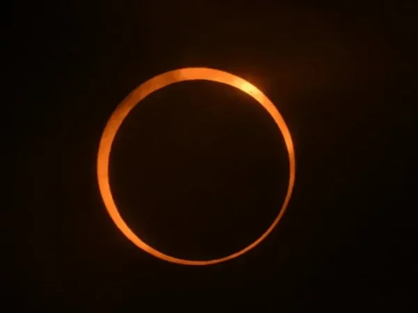 Impactul Eclipsa Solară din Februarie 2026 asupra Zodiilor: Cine va Atrage Bani din Toate Direcțiile