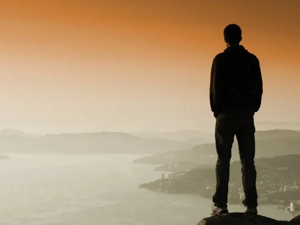 Impactul singurătății pe termen lung asupra tinerilor și satisfacția vieții după 25 de ani