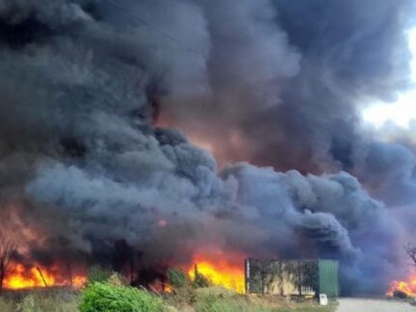 Incendiu devastator de vegetație și materiale plastice în apropierea Craiovei