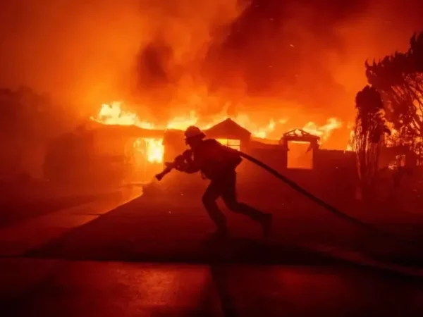 Incendiu puternic la un depozit auto și o vopsitorie din județul Botoșani: riscul de extindere la casele din apropiere