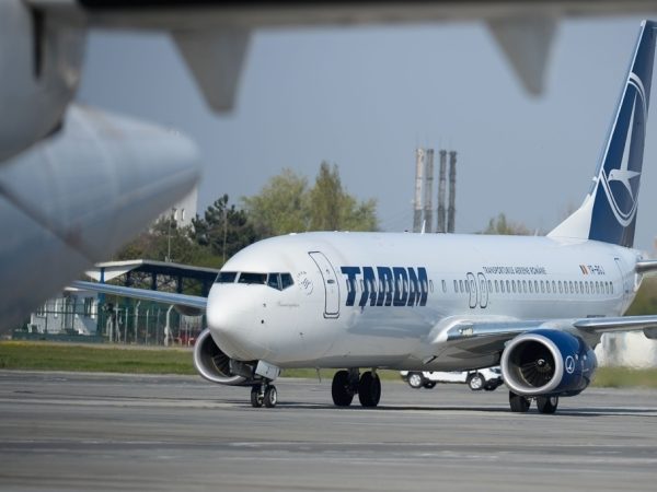 Incident la Aeroportul Otopeni: Avion TAROM lovit de un vehicul special