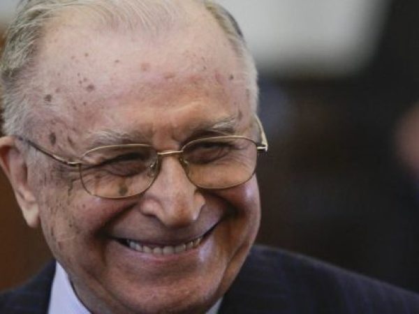 **Ion Iliescu luptă împotriva cancerului pulmonar: Starea sa de sănătate se agravează**