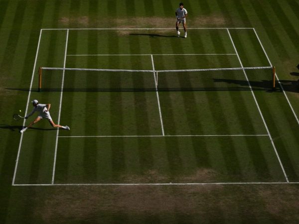 **Jannik Sinner triumfă într-un mod neașteptat în finala de la Wimbledon împotriva lui Carlos Alcaraz**
