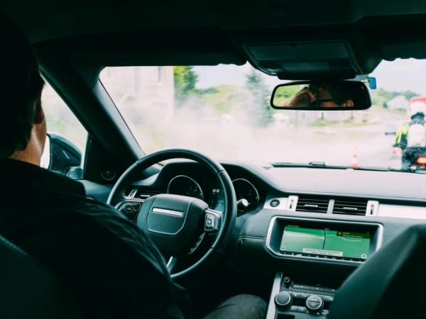 Mașina unui șofer din Iași, lăsată pornită, a fost furată și implicată într-un accident