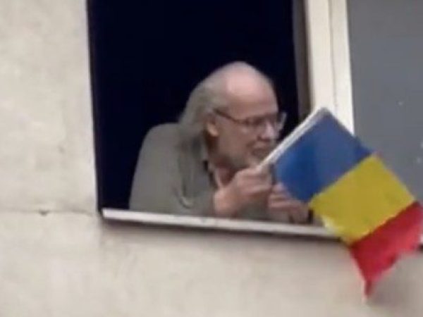 Momentul de solidaritate și emoție la marșul pro-european: un bătrânel cu tricolorul în mână salută tinerii de la fereastra apartamentului său