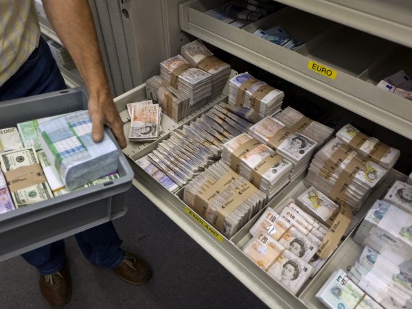 Moneda elvețiană atinge maximul ultimilor 11 ani, provocând îngrijorări în Elveția