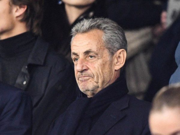 "Nicolas Sarkozy, Confuzie la Meciul PSG: Jurnalistă Confundată cu Mama lui Ousmane Dembele"