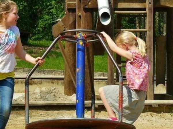 O treime dintre copii din Marea Britanie nu se mai joacă afară după școală