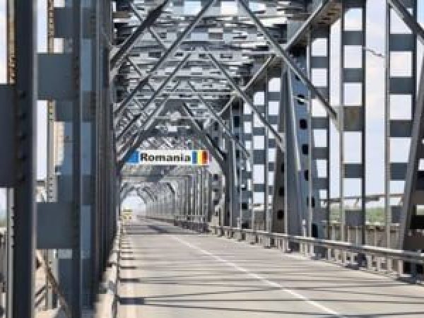 --oferii--sf--tui--i-de-poli--ie-s---am--ne-pentru-duminic---dup---amiaz---traversarea-podului-de-la-Giurgiu-din-pricina-mai-multor-proteste---n-ora--e-din-Bulgaria.jpg