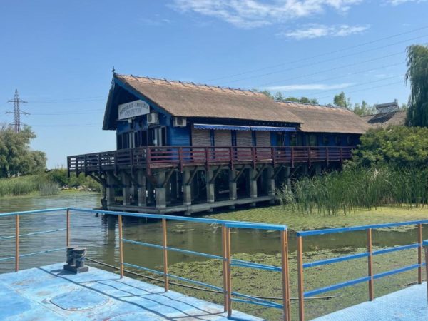 Pescuitul cu ghid în Delta Dunării: O aventură excepțională pentru pasionații de pescuit