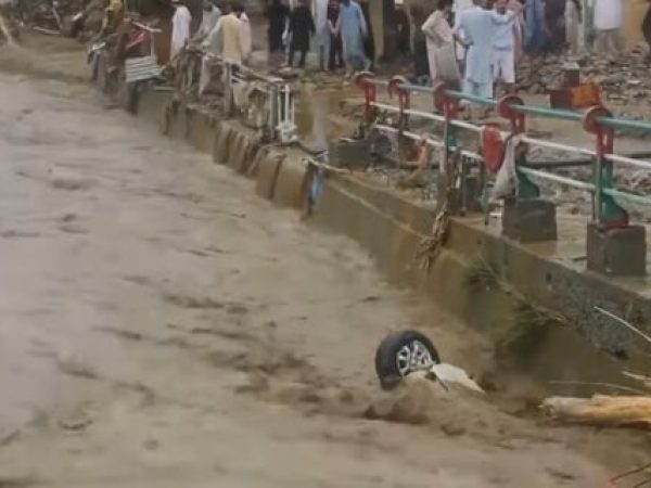 Peste 300 de persoane au pierit în urma inundațiilor devastatoare din Pakistan