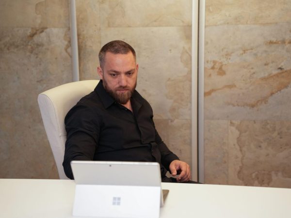Povestea lui George Reteșan: De la Drept la sănătate alternativă