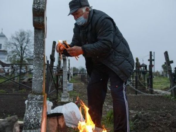 Primăria Vaslui ia măsuri împotriva coroanelor mortuare din plastic