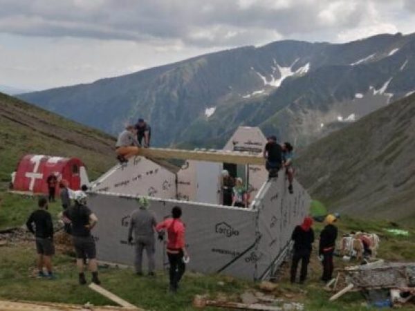 Primul Refugiu Montan din Bucegi: Un Adăpost Sigur pentru Drumetii în Dificultate