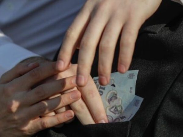 Proiectul de reformă administrativă: Autoritățile locale vor putea reține o parte din ajutorul social, dacă beneficiarul are datorii la bugetul local