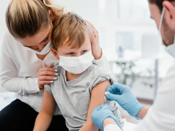 Reducrea numărului de vaccinuri recomandate pentru copii în SUA: Ce înseamnă această schimbare și cum afectează sănătatea publică