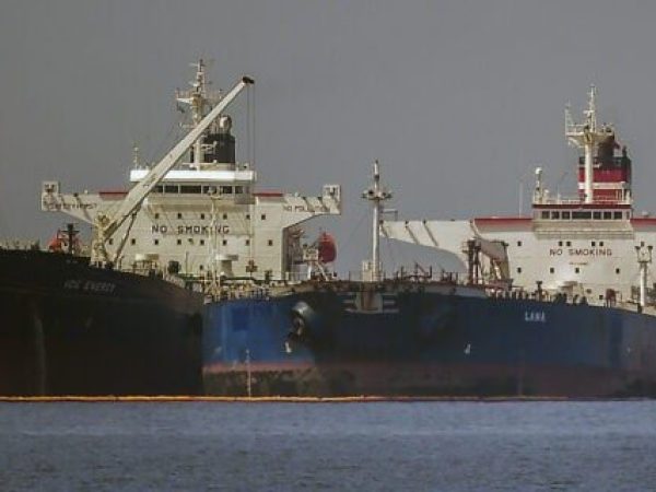 Regatul Unit impune sancțiuni împotriva furnizorilor militari și navelor suspecte din „flota fantomă” rusă