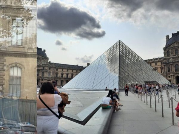 # Spargere la Muzeul Luvru din Paris: Hoții au furat bijuterii în valoare de milioane