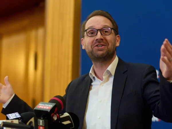 Tensiunile din coaliție: Dominic Fritz solicită claritate de la PSD