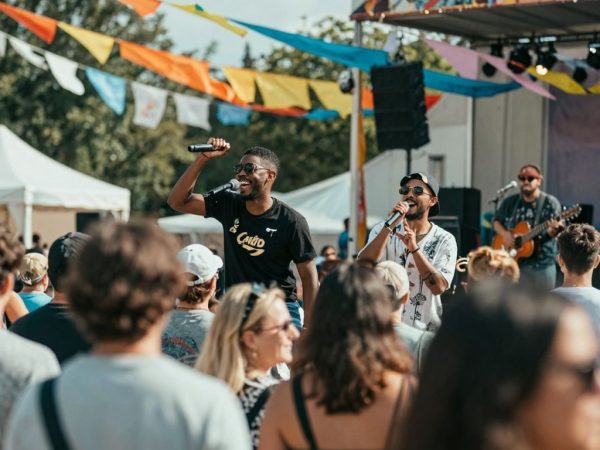 Oamenii se bucură de un festival cultural în aer liber.