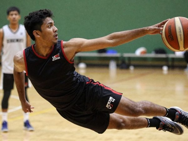 Jucător de baschet în acțiune pe teren.