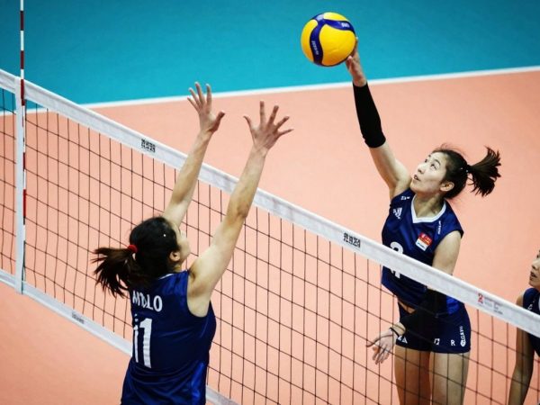 Jucători de volei în acțiune pe teren