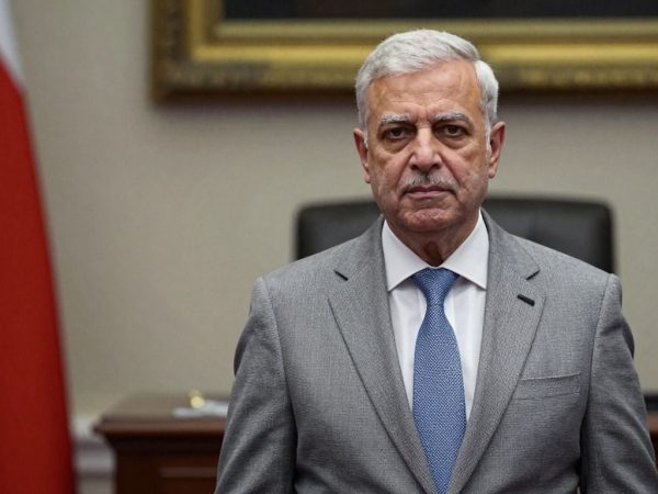 Premierul conduce Guvernul în cadrul unei ședințe oficiale.