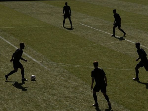 Jucători de fotbal pe teren în diverse poziții.