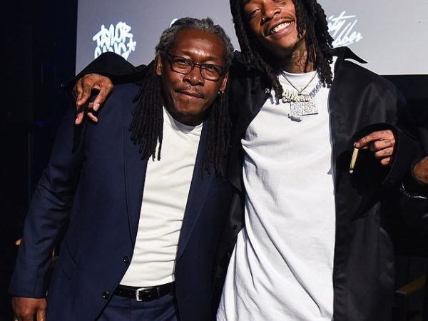 Titlu: Decesul tatălui lui Wiz Khalifa la vârsta de 63 de ani: Rapperul dezvăluie că tatăl său, Laurence W. Thomaz, a fost 'în pace' în timpul trecerii sale neașteptate