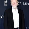 Titlu: Starul din "The West Wing", Timothy Busfield, pledoarie de nevinovăție pentru patru acuzații de contact sexual cu un copil