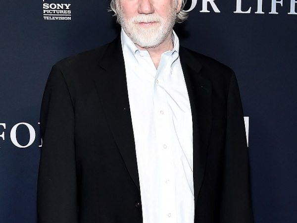 Titlu: Starul din "The West Wing", Timothy Busfield, pledoarie de nevinovăție pentru patru acuzații de contact sexual cu un copil