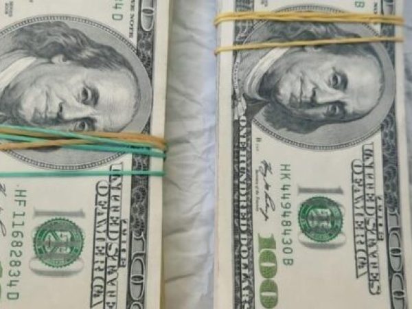 **Titlu:** Un cuplu surprins cu 1,4 milioane de dolari ascunși pe corp la frontiera Siret