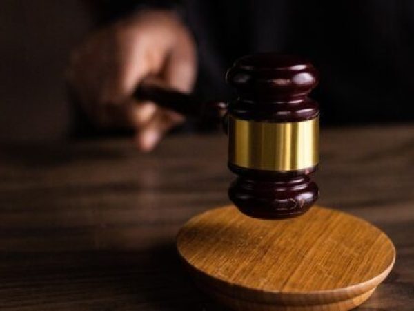 ### Un judecător federal american oprește expulzarea familiei autorului atacului terorist din Colorado