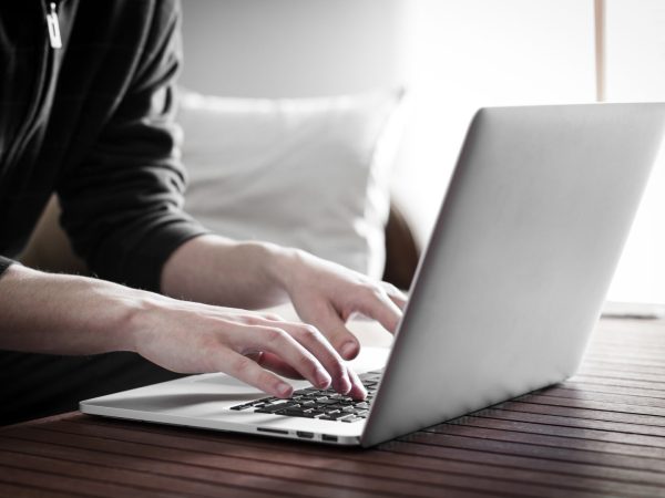 Un jurnalist și-a chemat hater-ul în redacție. Reacția surprinzătoare a celui care l-a înjurat online