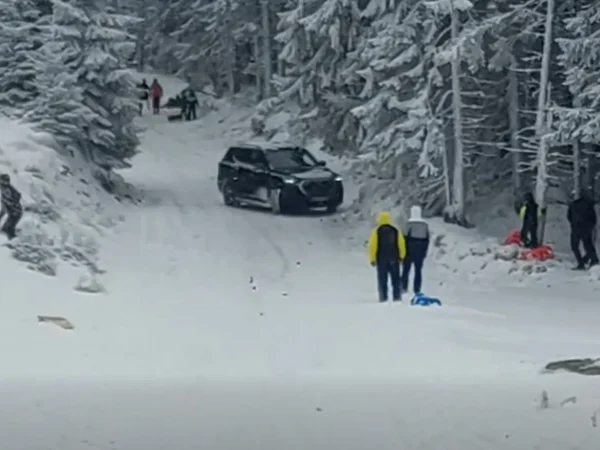 Un șofer se rătăcește și ajunge cu mașina pe pârtie în stațiunea Parâng
