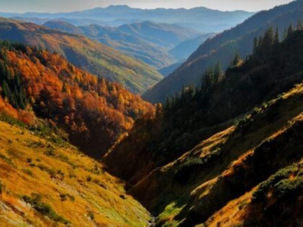 Un turist ucrainean aflat în pericol în Munții Maramureșului primește ajutorul autorităților române la altitudinea de 1.700 de metri
