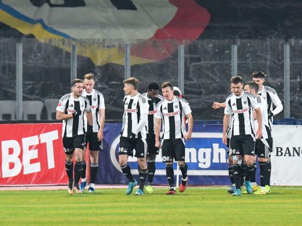 Universitatea Cluj Surprinde CFR Cluj într-un Derbi Incendiar: Scor 1-0