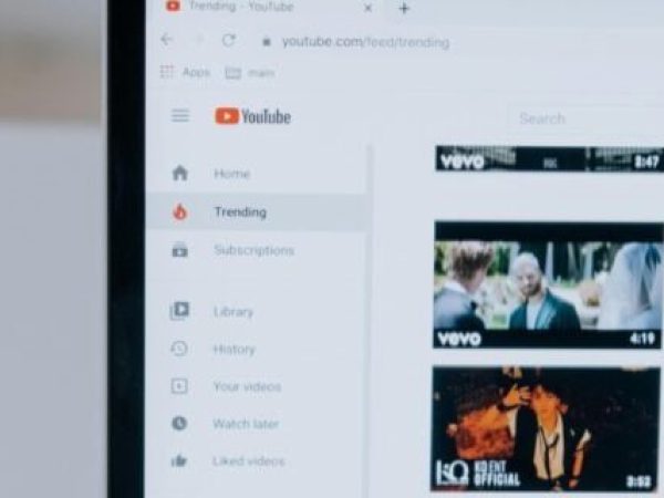 YouTube a intervenit în videoclipuri cu ajutorul AI fără acordul creatorilor