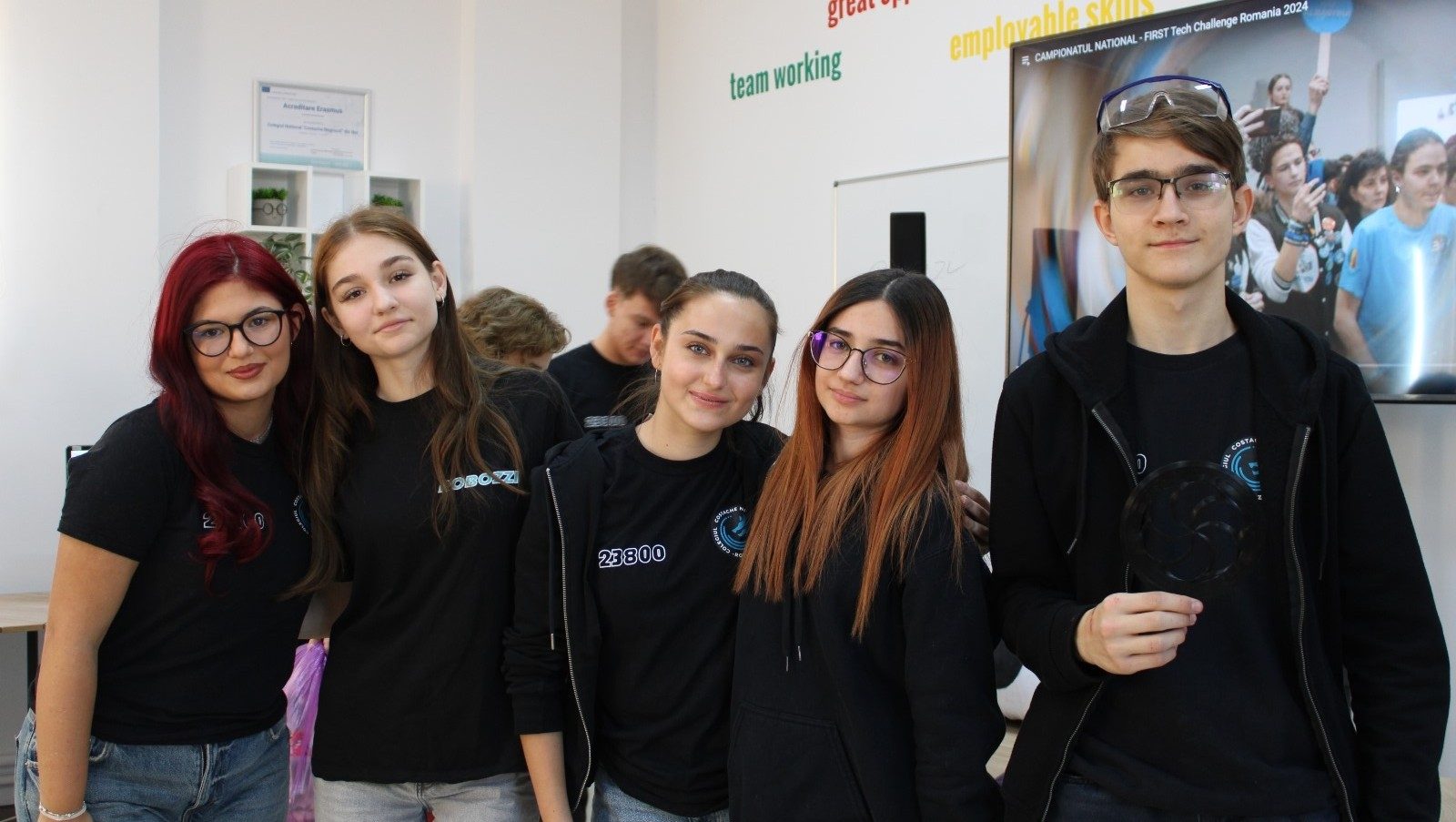 elevii din echipa robozzi 23800 pasiune pentru robotica si un apel pentru finantare